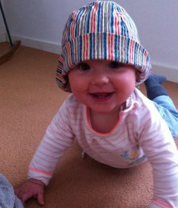 lachende baby met hoedje