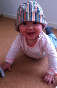 lachende baby met hoedje